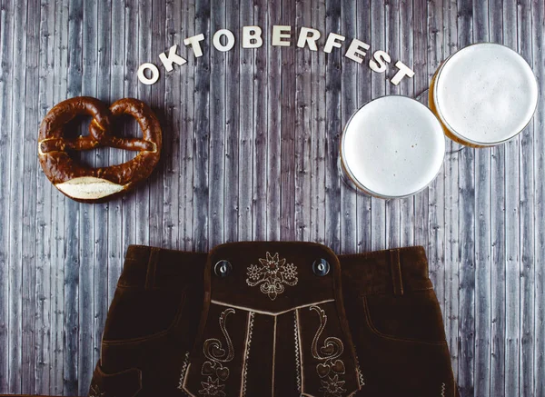Oktoberfest festival de cerveja em fundo rústico . — Fotografia de Stock