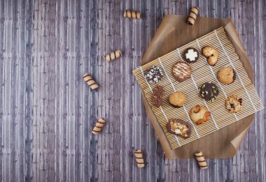 Karanlık antika arka plan ile çeşitli ev yapımı kurabiye.