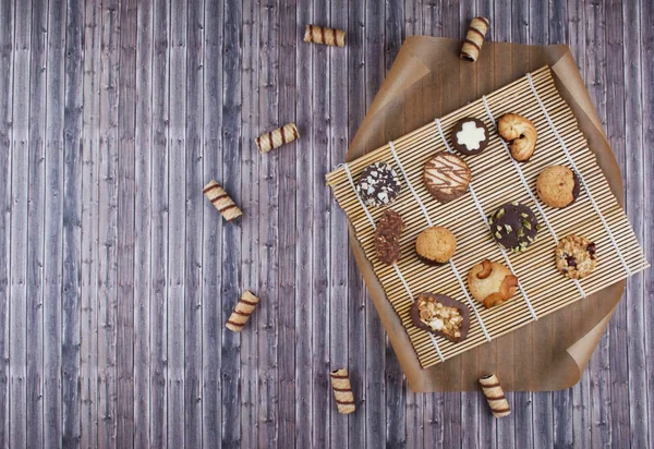 Karanlık antika arka plan ile çeşitli ev yapımı kurabiye.