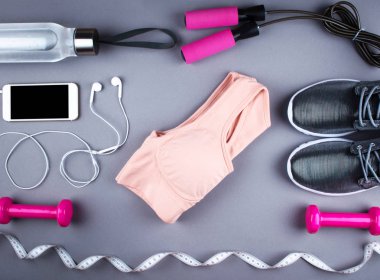 Düz ayakkabı, kulaklık, telefon shot yatıyordu.