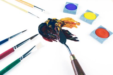 Beyaz zemin üzerine yağlı boya fırça darbeleri.