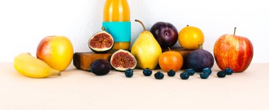 Multivitamin suyu organik sonbahar mevsim meyveleri ile.