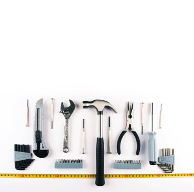 Beyaz arka plan üzerinde çeşitli araçlar kümesi.