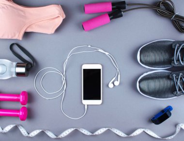 Düz ayakkabı, kulaklık, telefon shot yatıyordu.