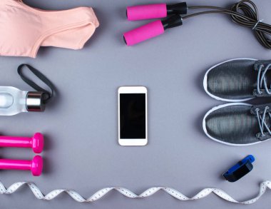 Düz ayakkabı, kulaklık, telefon shot yatıyordu.