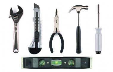 Beyaz arka plan üzerinde çeşitli araçlar kümesi.