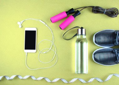 Düz ayakkabı, kulaklık, telefon shot yatıyordu.