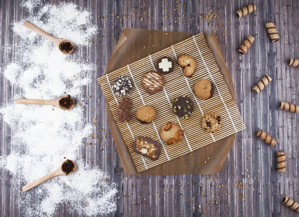 Karanlık antika arka plan ile çeşitli ev yapımı kurabiye.