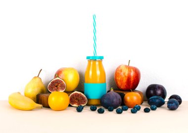 Multivitamin suyu organik sonbahar mevsim meyveleri ile.