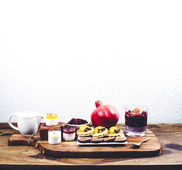 Sağlıklı kahvaltı rustik ahşap masa ayarla.