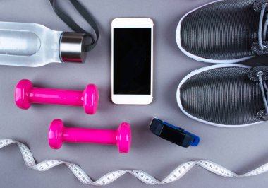 Düz ayakkabı, kulaklık, telefon shot yatıyordu.