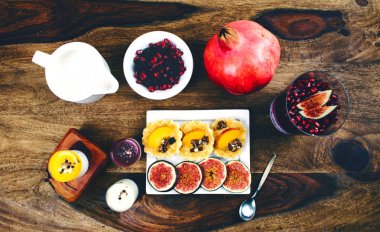 Sağlıklı kahvaltı rustik ahşap masa ayarla.