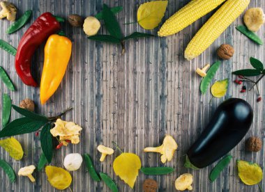 Ahşap arka plan üzerinde taze sonbahar mevsim sebzeleri.