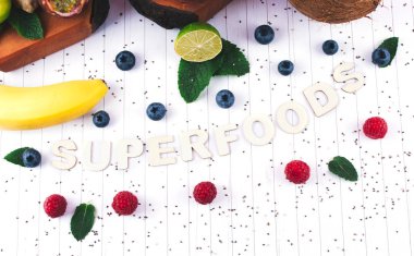 Meyve ve çilek ile pembe yüzlü.