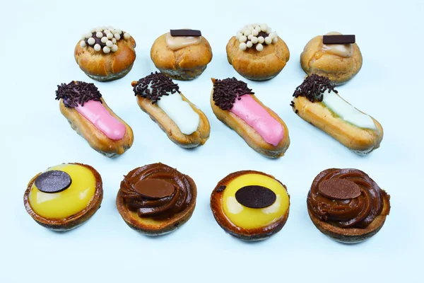 Lezzetli trendy mavi zemin üzerine çeşitli hamur işleri. 