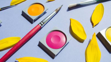 Suluboya ve lila arka plan, fırçalar.