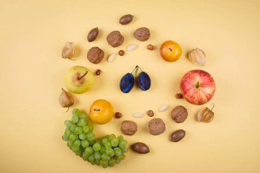 Sonbahar meyve ve fındık Sarı zemin üzerine.