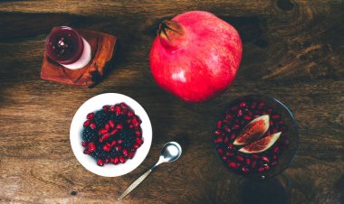 Sağlıklı kahvaltı rustik ahşap masa ayarla.