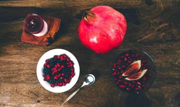 Sağlıklı kahvaltı rustik ahşap masa ayarla.