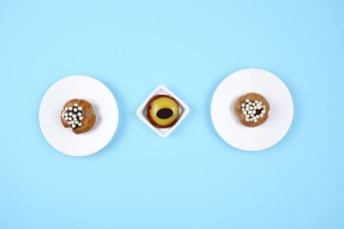 Lezzetli trendy mavi zemin üzerine çeşitli hamur işleri.