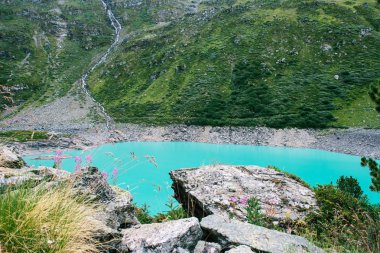 İsviçre görkemli dağ gölü.