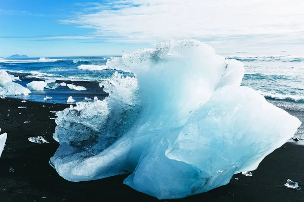 Ισλανδία μαύρη παραλία με διαμάντι μπλοκ του πάγου. — Φωτογραφία Αρχείου