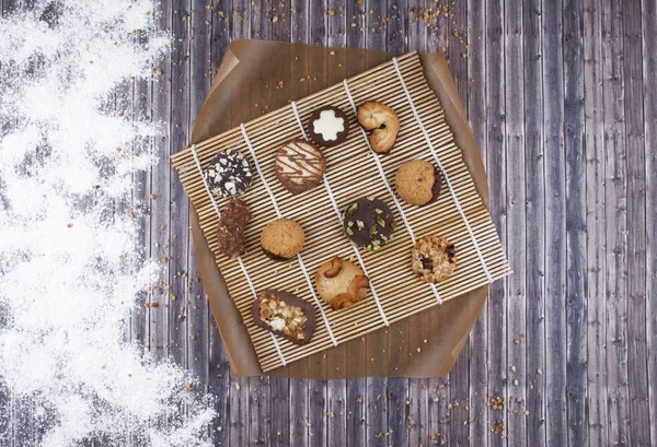 Karanlık antika arka plan ile çeşitli ev yapımı kurabiye.