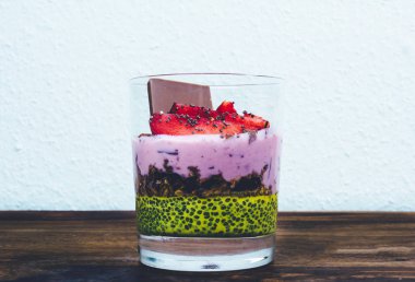 Rustik ahşap masa üzerinde sağlıklı tatlı.