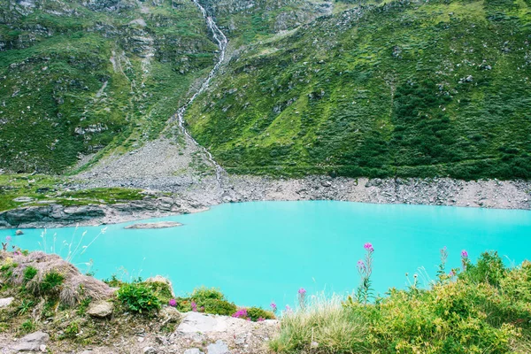 Majestuoso lago de montaña en Suiza . —  Fotos de Stock