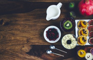 Sağlıklı kahvaltı rustik ahşap masa ayarla.