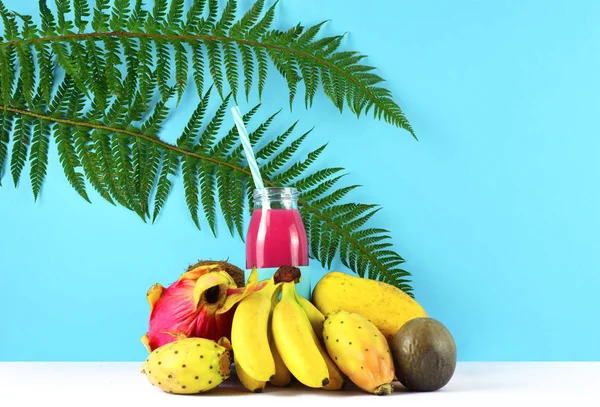 Tropikal meyve ile pembe yüzlü.