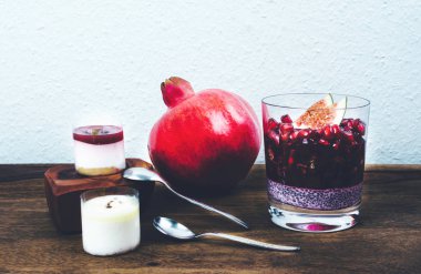 Sağlıklı kahvaltı rustik ahşap masa ayarla.