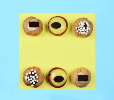 Mavi ve Sarı zemin üzerine çeşitli hamur işleri.