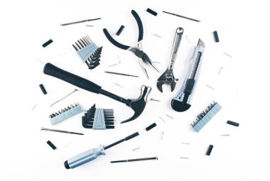 Beyaz arka plan üzerinde çeşitli araçlar kümesi.