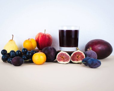 Sonbahar mevsim meyveleri ile üzüm suyu.