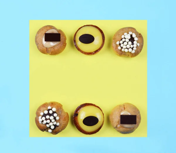 Különböző süteményeket, a kék és a sárga háttér. — Stock Fotó