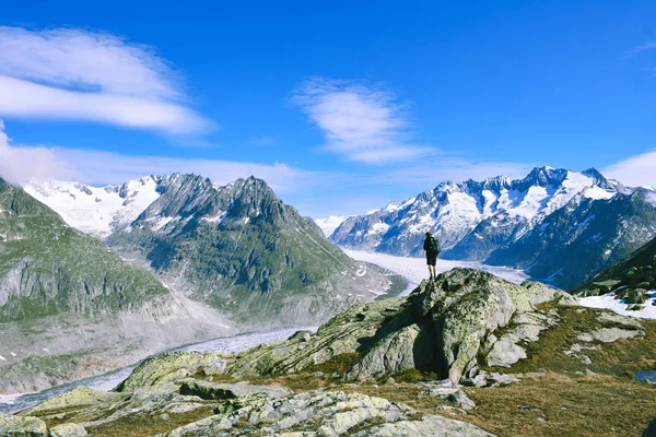 Wandelaar op de hoogste rots berg. — Stockfoto