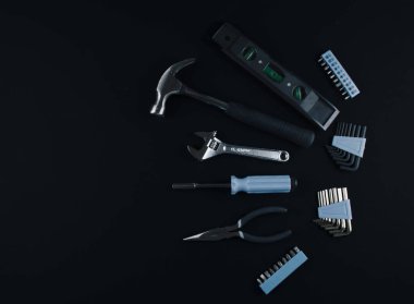 Beyaz arka plan üzerinde çeşitli araçlar kümesi.