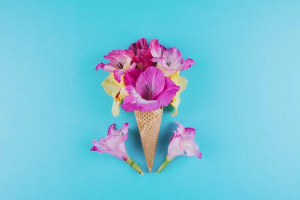 Вафельный конус с составом цветов . — стоковое фото