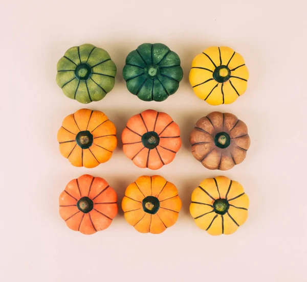 Bej renkli arka plan üzerinde dekoratif kabaklar.