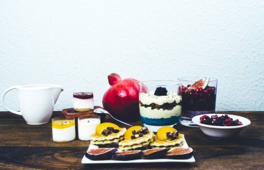 Rustik ahşap masa üzerinde sağlıklı kahvaltı.