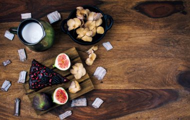 Rustik ahşap masa üzerinde sağlıklı kahvaltı.