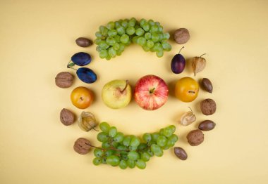 Sonbahar meyve ve fındık Sarı zemin üzerine.