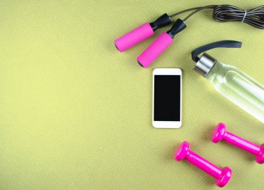 Düz ayakkabı, kulaklık, telefon shot yatıyordu.