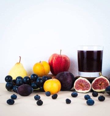 Sonbahar mevsim meyveleri ile üzüm suyu.