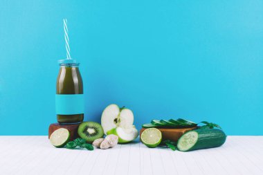 Meyve ve sebzeli yeşil meyve püresi.