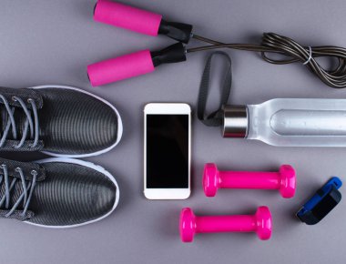 Düz ayakkabı, kulaklık, telefon shot yatıyordu.