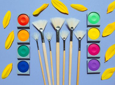 Suluboya ve lila arka plan, fırçalar.