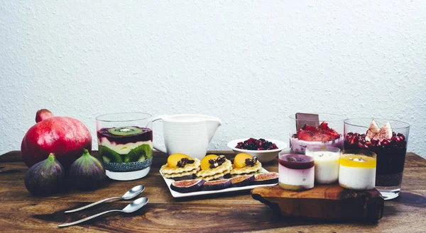 Rustik ahşap masa üzerinde sağlıklı kahvaltı.