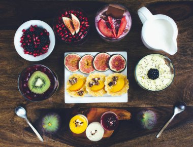 Rustik ahşap masa üzerinde sağlıklı kahvaltı.